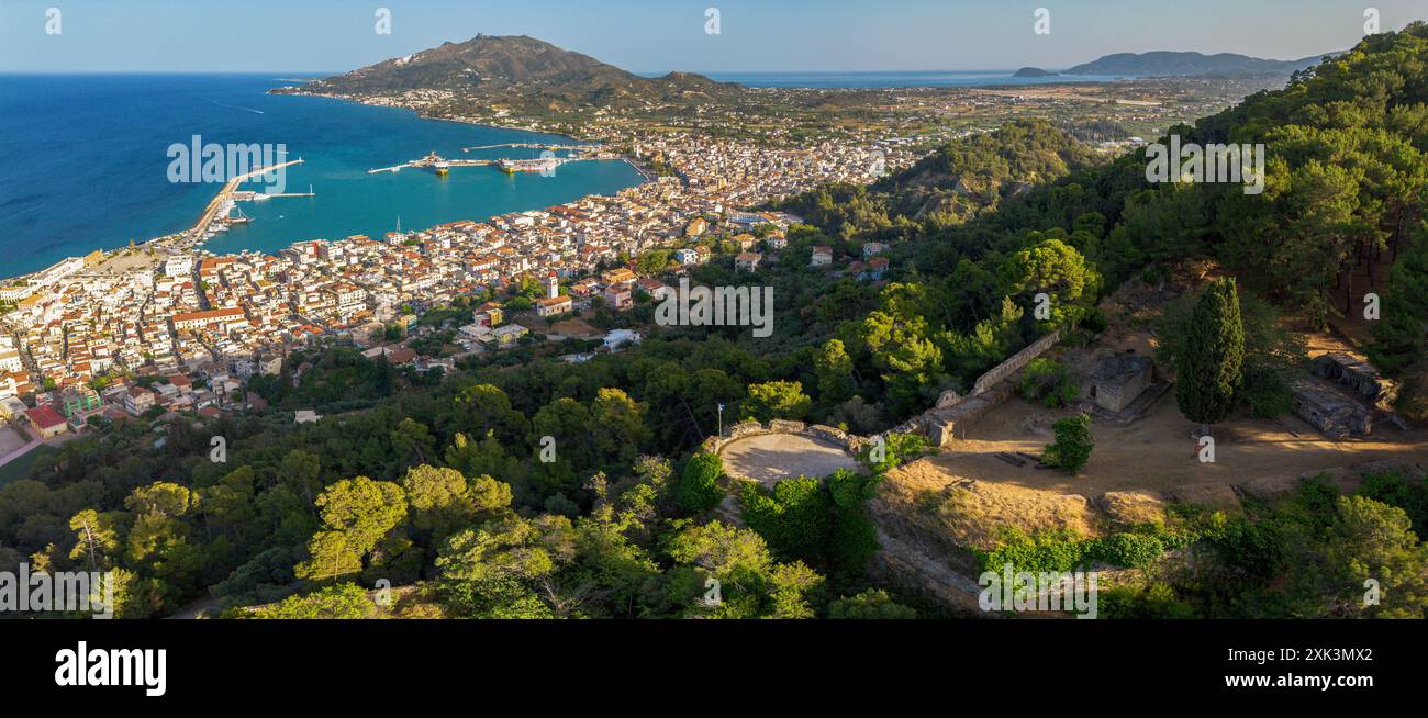 Vue panoramique aérienne sur la ville de Zakynthos sur l'île de Zakynthos en Grèce au coucher du soleil. Banque D'Images