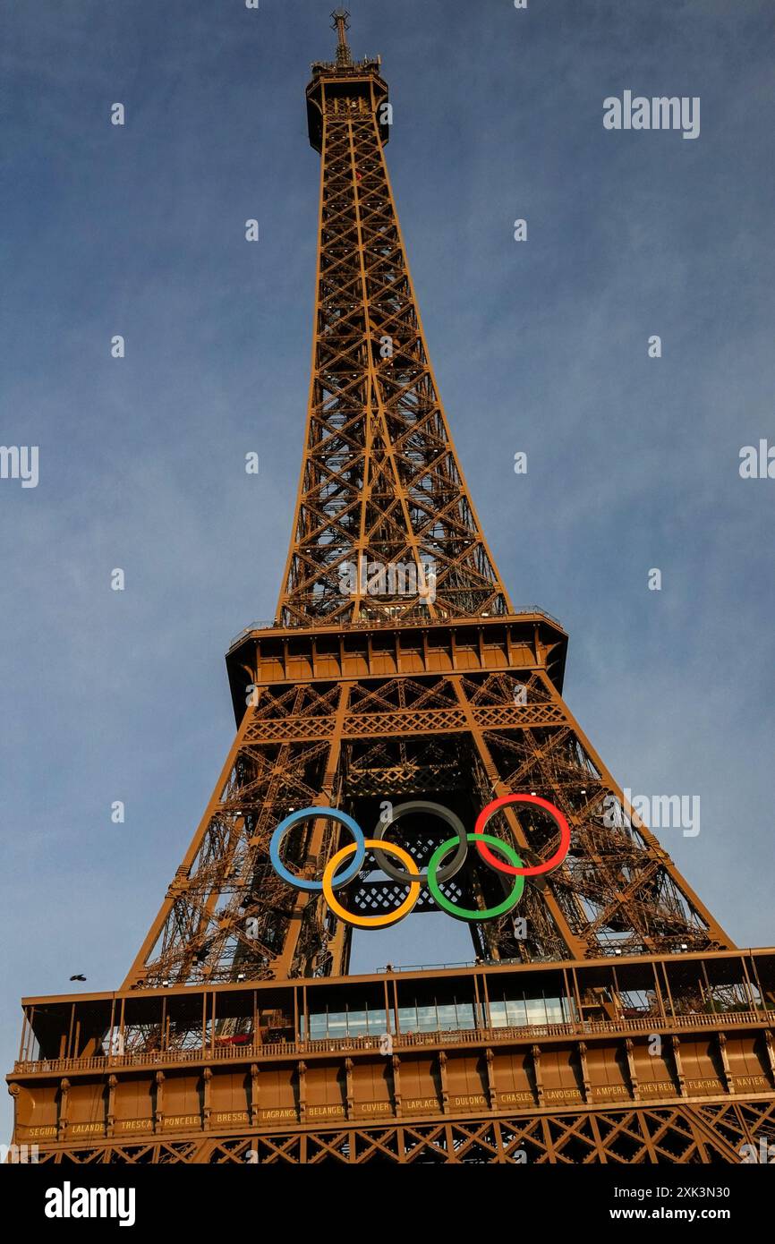 Paris, France. 20 juillet 2024. La Tour Eiffel est décorée des anneaux Olympiques internationaux alors que la ville est prête à accueillir les Jeux d'été de 2024 à Paris, France, le samedi 20 juillet 2024. Les Jeux Olympiques d'été commencent le 26 juillet, 100 ans après la dernière organisation des Jeux. Photo de Richard Ellis/UPI crédit : UPI/Alamy Live News Banque D'Images