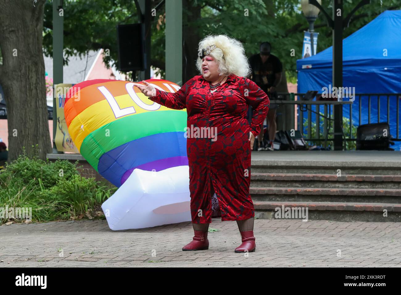 Sunbury, États-Unis. 20 juillet 2024. Alexus Daniels se produit dans un drag show au premier Sunbury Diversity Festival annuel à Sunbury, en Pennsylvanie, le 20 juillet 2024. Le Bureau de la diversité, de l’équité et de l’inclusion de la ville de Sunbury et l’Association pour l’inclusion, le respect et l’équité (AIRE) ont organisé l’événement qui visait à mettre en valeur la diversité de la vallée de Susquehanna avec des vendeurs, des artisans, de la nourriture et des divertissements. (Photo de Paul Weaver/Sipa USA) crédit : Sipa USA/Alamy Live News Banque D'Images