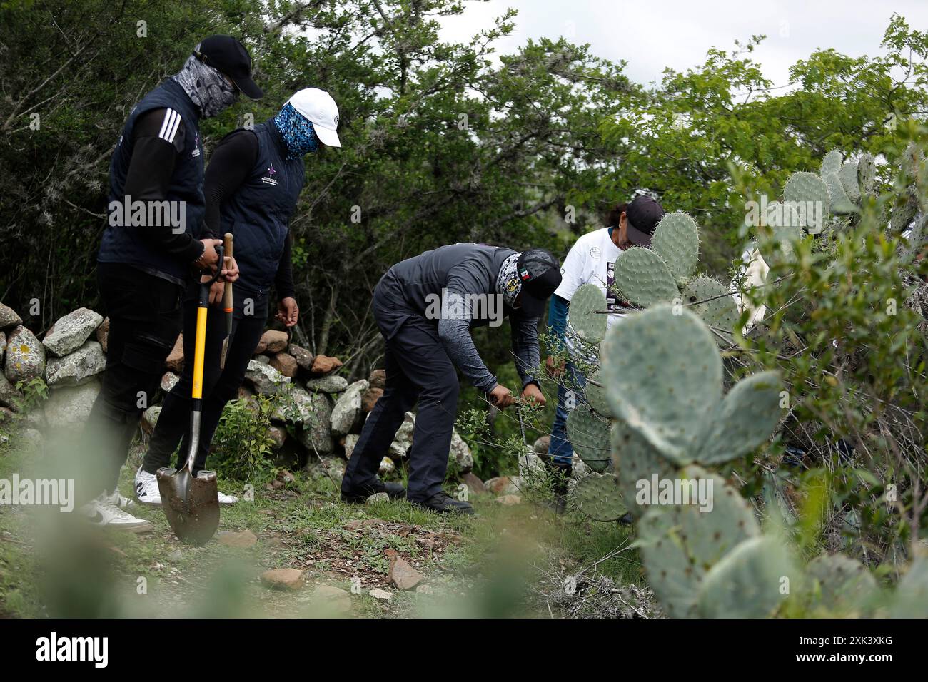 Queretaro, Mexique. 19 juillet 2024. Les membres de la Comision Nacional de Busqueda effectuent l'inspection des sols. Au cours d’une journée de recherche, le collectif Desaparecidos Querétaro a placé une croix symbolisant la paix sur une propriété de la communauté de Santa Barbara de la Cueva, dans la municipalité de San Juan del Río, Querétaro, où 3 corps ont été trouvés. Ils ont déjà été identifiés. Des canines de la Garde nationale ont également participé à la recherche. (Photo de Cesar Gomez/SOPA images/Sipa USA) crédit : Sipa USA/Alamy Live News Banque D'Images