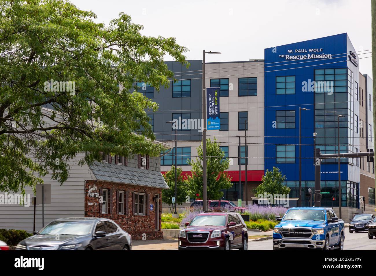La mission de sauvetage W. Paul Wolf se trouve au-delà du bureau Hunter Hamilton Builder dans le centre-ville de Fort Wayne, Indiana, États-Unis. Banque D'Images
