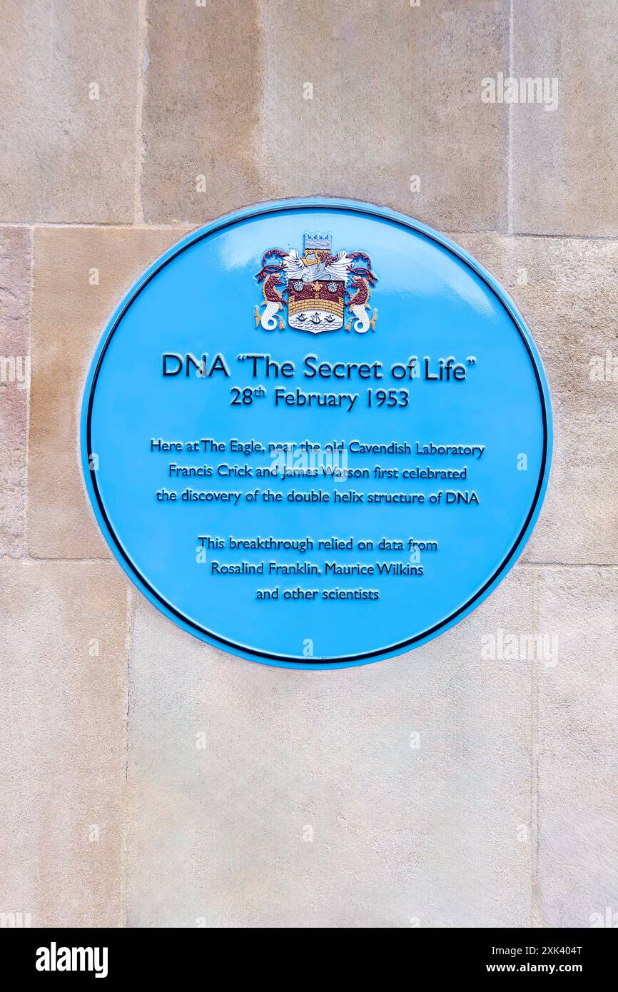 Plaque bleue à l'extérieur du pub Eagle à Cambridge, en Angleterre, en souvenir de Francis Crick et James Watson annonçant « le secret de la vie » Banque D'Images