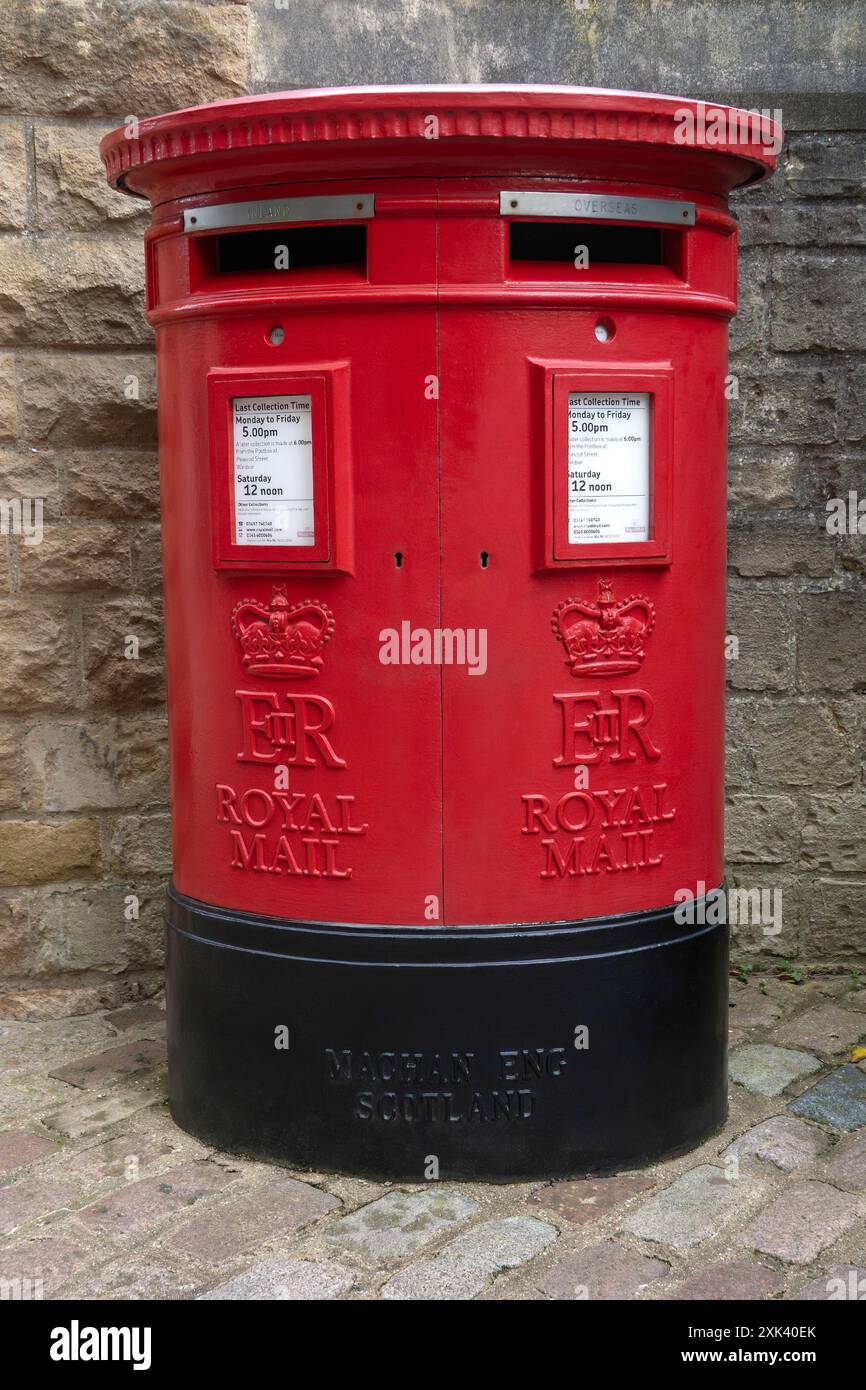 Boîte aux lettres rouge double Royal mail, Angleterre, Royaume-Uni Banque D'Images