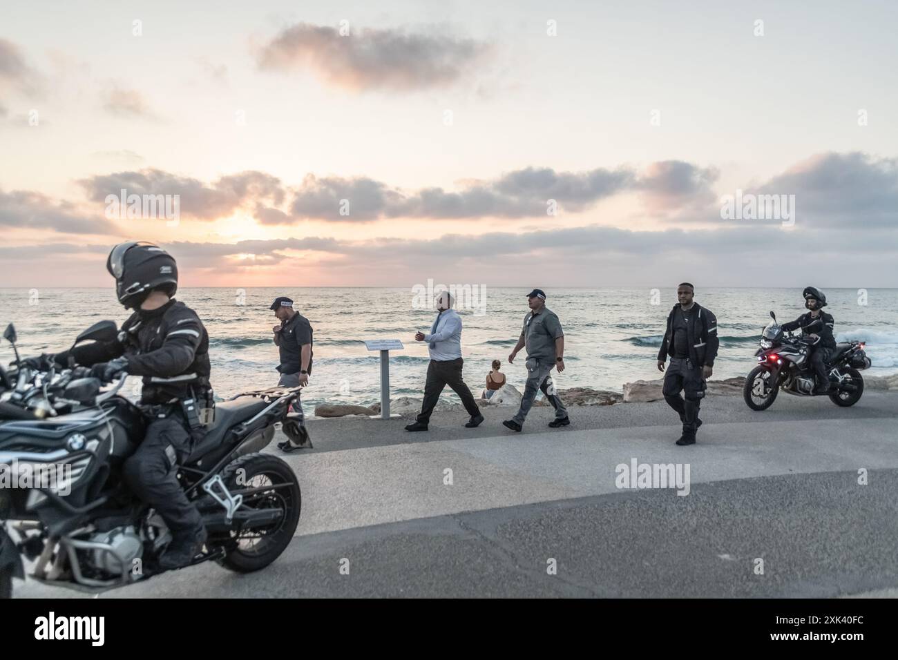 Tel Aviv, Israël. 20 juillet 2024. Le ministre Itamar Ben-Gvir se promène escorté par la police locale, parmi les citoyens et les touristes locaux sur le front de mer de tel Aviv. Crédit : SOPA images Limited/Alamy Live News Banque D'Images