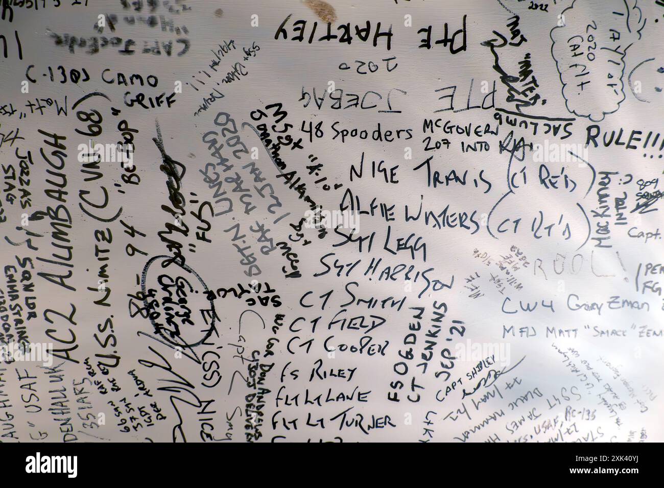 Les messages des forces armées Servicemens sur le mur de la RAF Bar dans le pub Eagle à Cambridge, Angleterre, Royaume-Uni Banque D'Images