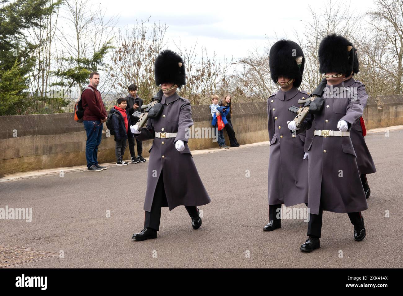 La garde du roi marchant au château de Windsor, Windsor, Angleterre. ROYAUME-UNI Banque D'Images