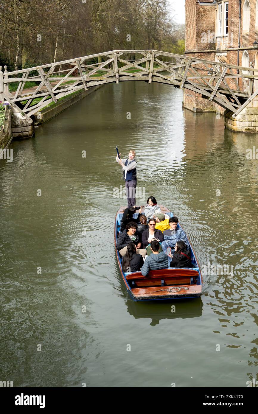 Les gens sur un punt sur la rivière Cam près du pont mathématique, Cambridge, Cambridgeshire, Angleterre, Royaume-Uni Banque D'Images