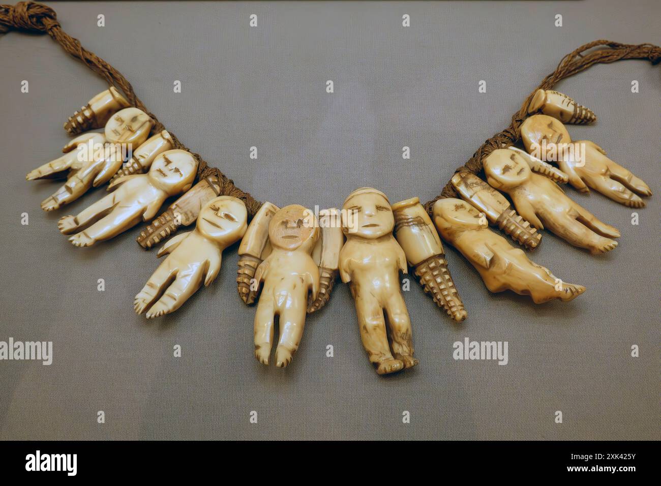 Collier de dents de baleine de Fidji au Musée d'archéologie et d'anthropologie, Cambridge, Cambridgeshire, Angleterre, Royaume-Uni Banque D'Images