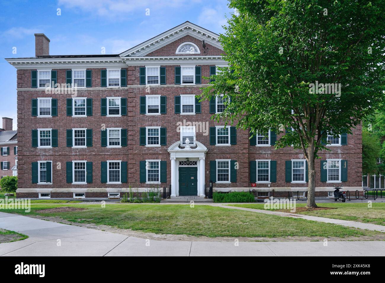 Dartmouth College, bâtiment en brique de style colonial avec pignon et volets Banque D'Images