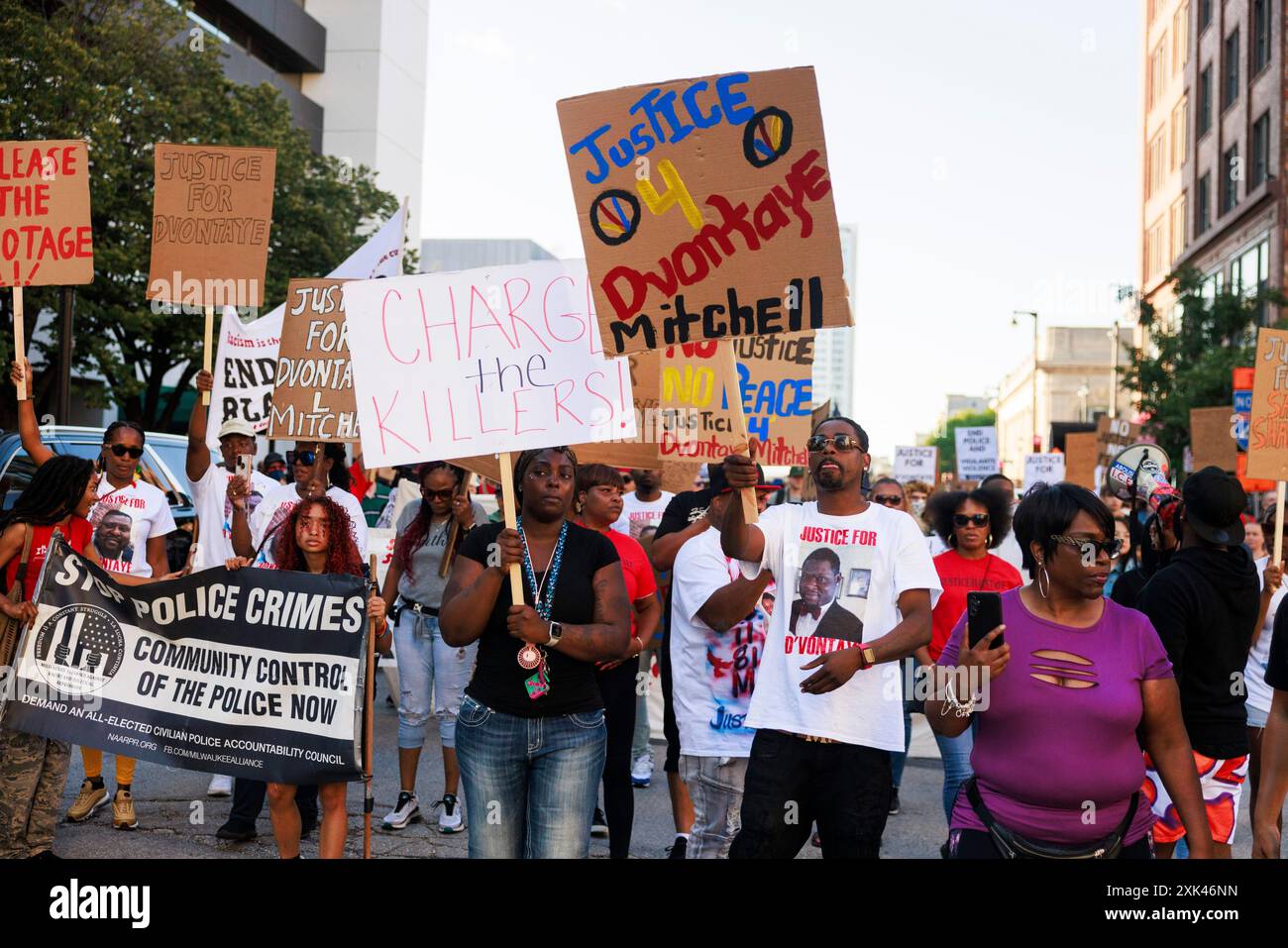 MILWAUKEE, WISCONSIN - 18 JUILLET : les manifestants marchent et protestent contre la mort de deux Noirs, Samuel Sharpe Jr.., aux mains de la police de la ville au RNC, et D’Vontaye Mitchell, qui aurait été battu par des employés de l’hôtel, le dernier jour de la Convention nationale républicaine (RNC) le 18 juillet 2024, à Milwaukee, Wisconsin. La convention s'est déroulée comme prévu malgré la tentative d'assassinat contre l'ancien président Donald J Trump et s'est conclue par l'acceptation de la nomination présidentielle de son parti. Banque D'Images