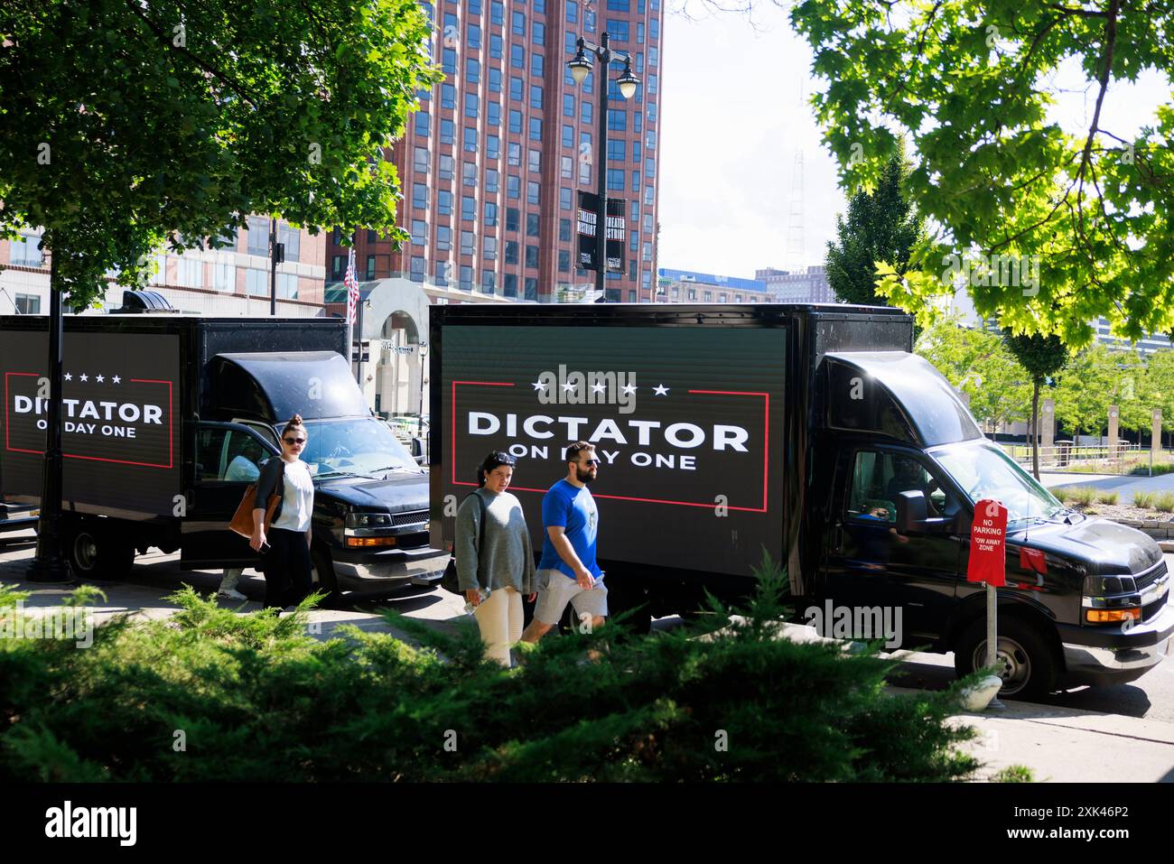 MILWAUKEE, WISCONSIN - 18 JUILLET : des camions avec un message disant : « dictateur le jour 1 », sont à l'extérieur d'une marche et protestent contre la mort de deux hommes noirs, Samuel Sharpe Jr.., aux mains de la police de l'extérieur de la ville au RNC, et D’Vontaye Mitchell, qui aurait été battu par des employés de l’hôtel, le dernier jour de la Convention nationale républicaine (RNC), le 18 juillet 2024, à Milwaukee, Wisconsin. La convention s'est déroulée comme prévu malgré la tentative d'assassinat contre l'ancien président Donald J Trump et s'est conclue par l'acceptation de la nomination présidentielle de son parti. Banque D'Images