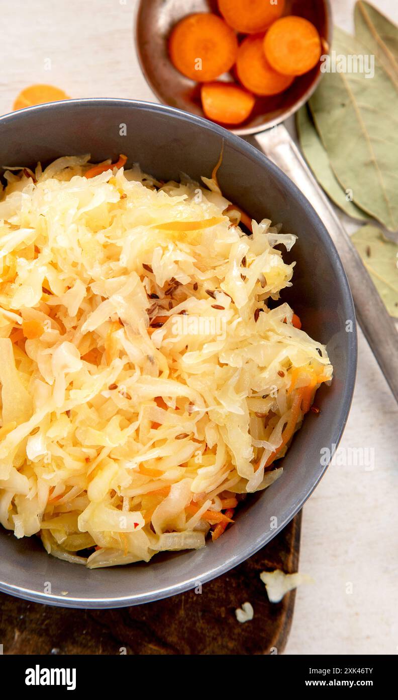 Salade d'hiver sur fond clair en bois. Chou choucroute maison avec carotte. Nourriture savoureuse. Vue de dessus Banque D'Images