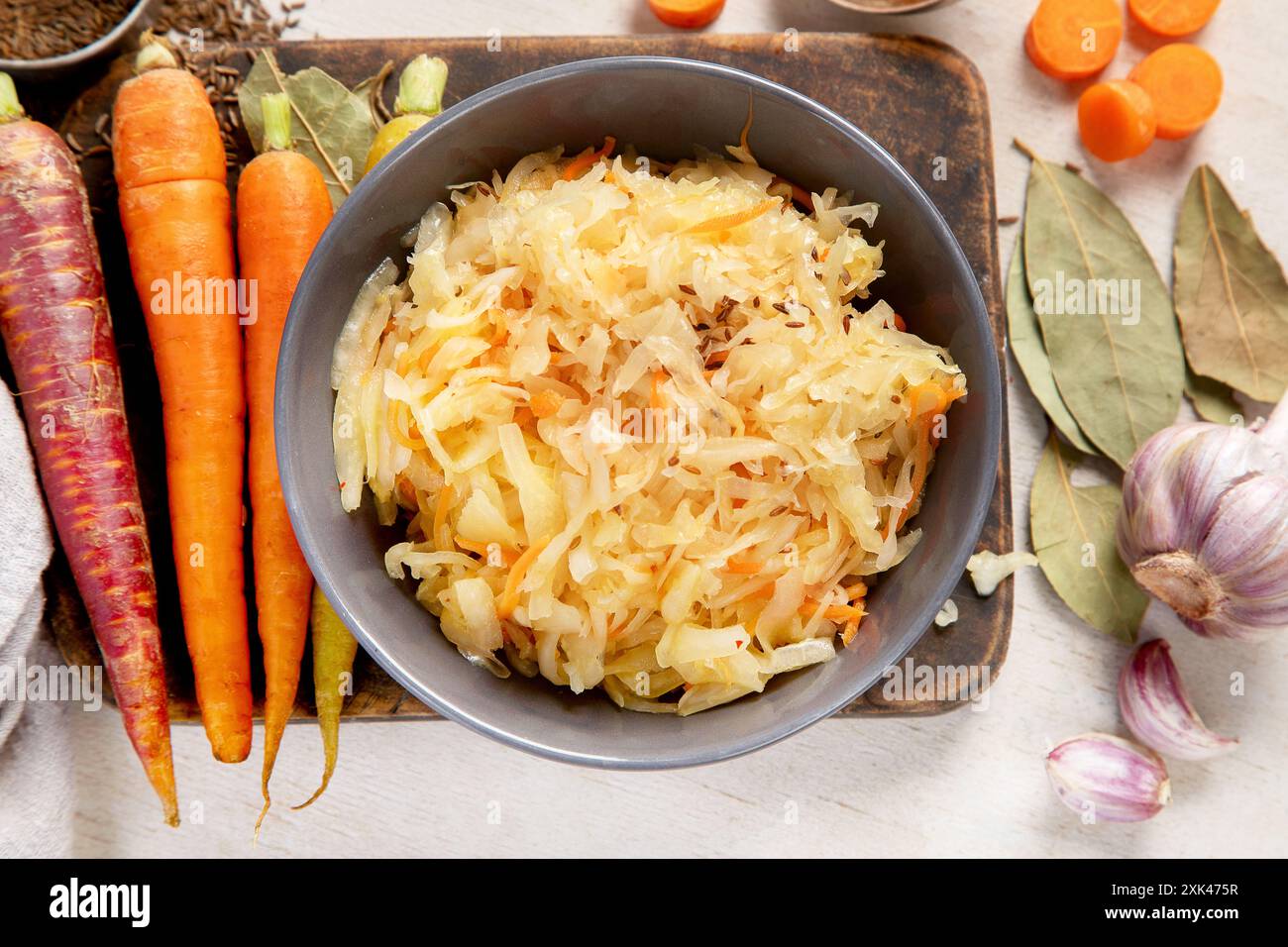Salade d'hiver sur fond clair en bois. Chou choucroute maison avec carotte. Nourriture savoureuse. Vue de dessus Banque D'Images