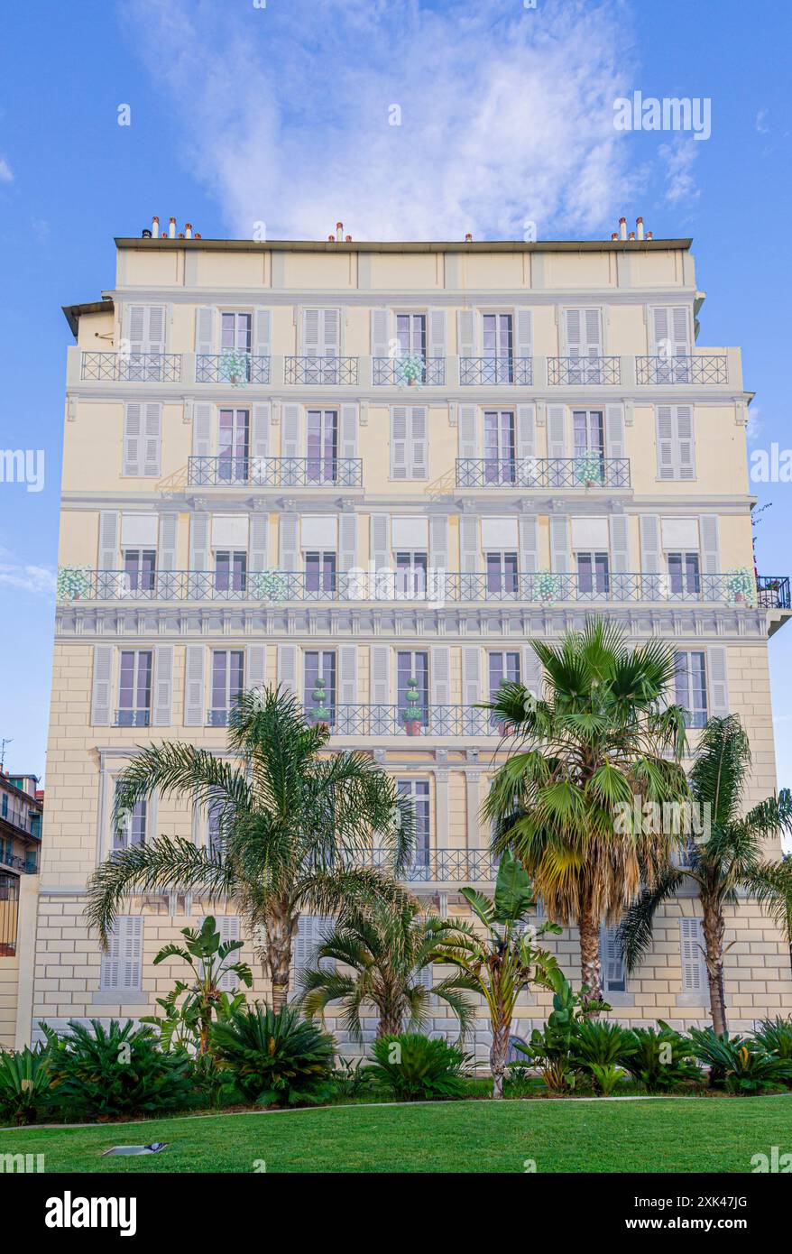 Façade latérale peinte dans le style trompe l'oeil d'un immeuble à Nice, Provence-Alpes-Côte d'Azur, Alpes-Maritimes, France Banque D'Images