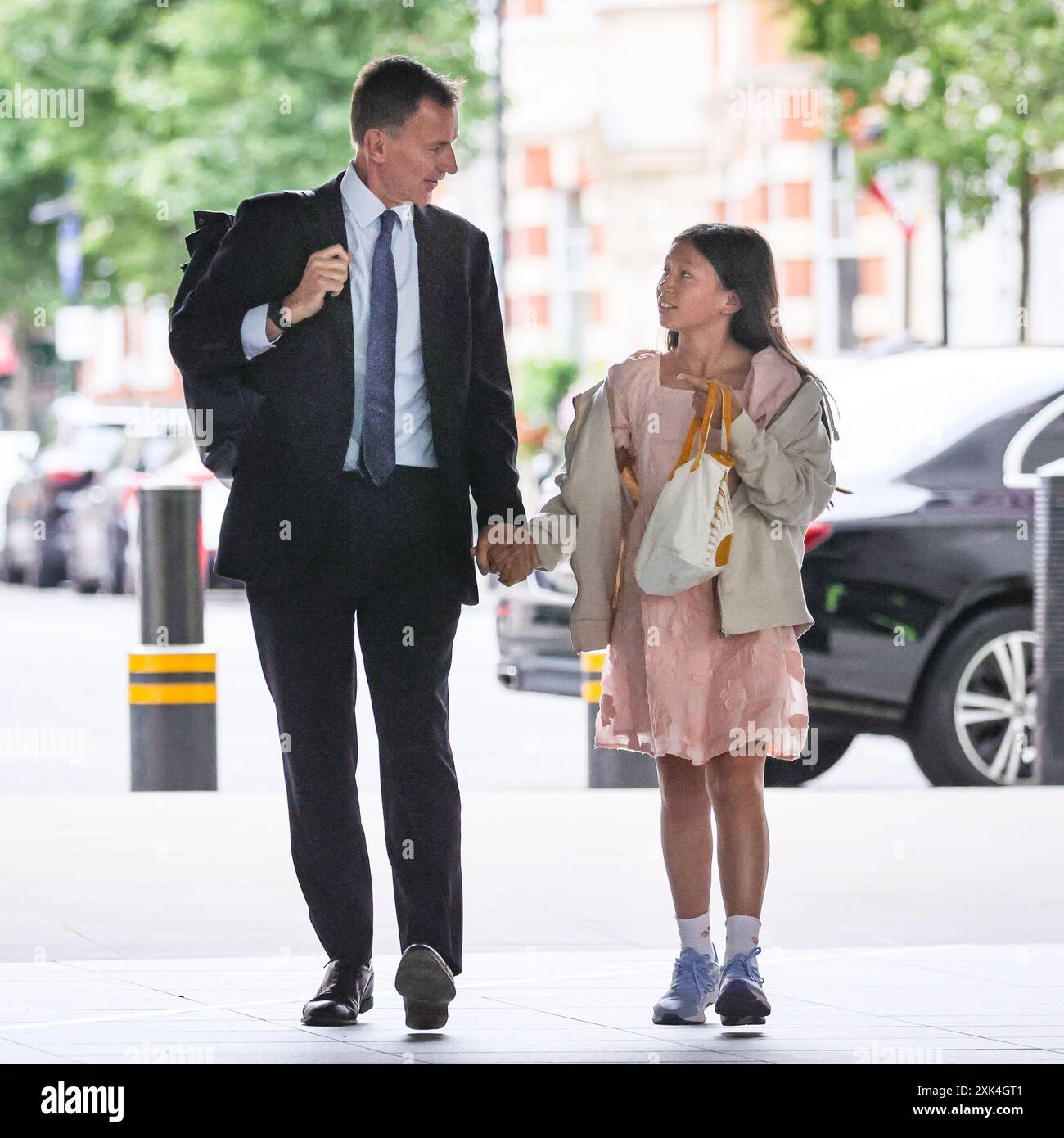 Londres, 21 juillet 2024. Hunt a emmené une de ses filles voir les studios de la BBC. Jeremy Hunt, ancien chancelier et maintenant chancelier de l'Échiquier de Shadown, est vu devant la BBC dans le centre de Londres pour les émissions du dimanche matin et la ronde médiatique. Crédit : Imageplotter/Alamy Live News Banque D'Images