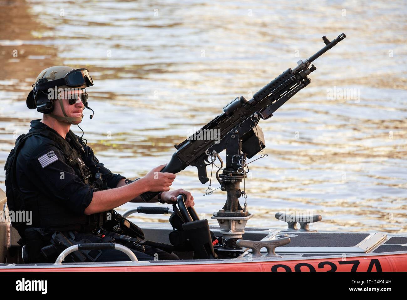 Milwaukee, États-Unis. 18 juillet 2024. Un membre de la Garde côtière manipule une mitrailleuse alors que les manifestants marchent et protestent contre la mort de deux hommes noirs, Samuel Sharpe Jr, aux mains de la police de l'extérieur de la ville au RNC, et D'Vontaye Mitchell, qui aurait été battu par des employés de l'hôtel, le dernier jour de la Convention nationale républicaine (RNC), à Milwaukee, Wisconsin. La convention s'est déroulée comme prévu malgré la tentative d'assassinat contre Trump et s'est conclue par l'acceptation de la nomination présidentielle de son parti. Crédit : SOPA images Limited/Alamy Live News Banque D'Images