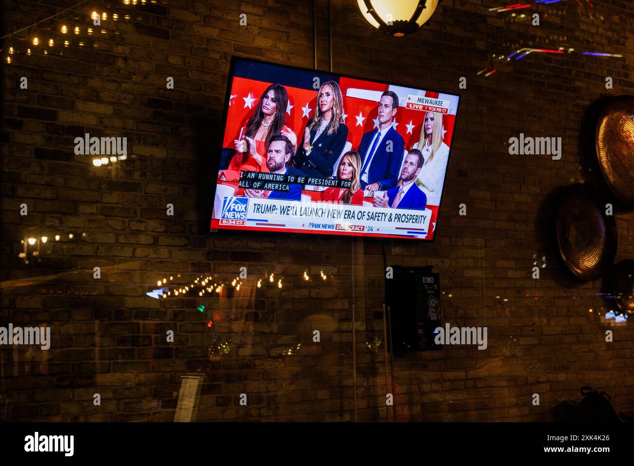 Milwaukee, États-Unis. 18 juillet 2024. La famille de l'ancien président Donald J Trump est vue à la télévision dans un bar le dernier jour de la Convention nationale républicaine (RNC), à Milwaukee, Wisconsin. La convention s'est déroulée comme prévu malgré la tentative d'assassinat contre Trump et s'est conclue par l'acceptation de la nomination présidentielle de son parti. Crédit : SOPA images Limited/Alamy Live News Banque D'Images