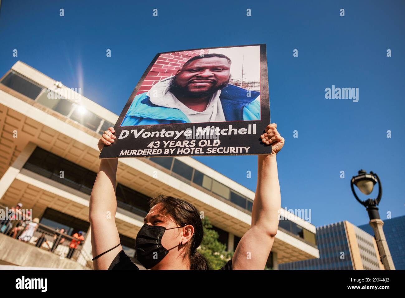 Milwaukee, États-Unis. 18 juillet 2024. Les manifestants défilent et protestent contre la mort de deux Noirs, Samuel Sharpe Jr, aux mains de la police du RNC, et D'Vontaye Mitchell, qui aurait été battu par des employés de l'hôtel, le dernier jour de la Convention nationale républicaine (RNC), à Milwaukee, Wisconsin. La convention s'est déroulée comme prévu malgré la tentative d'assassinat contre Trump et s'est conclue par l'acceptation de la nomination présidentielle de son parti. (Photo de Jeremy Hogan/SOPA images/Sipa USA) crédit : Sipa USA/Alamy Live News Banque D'Images