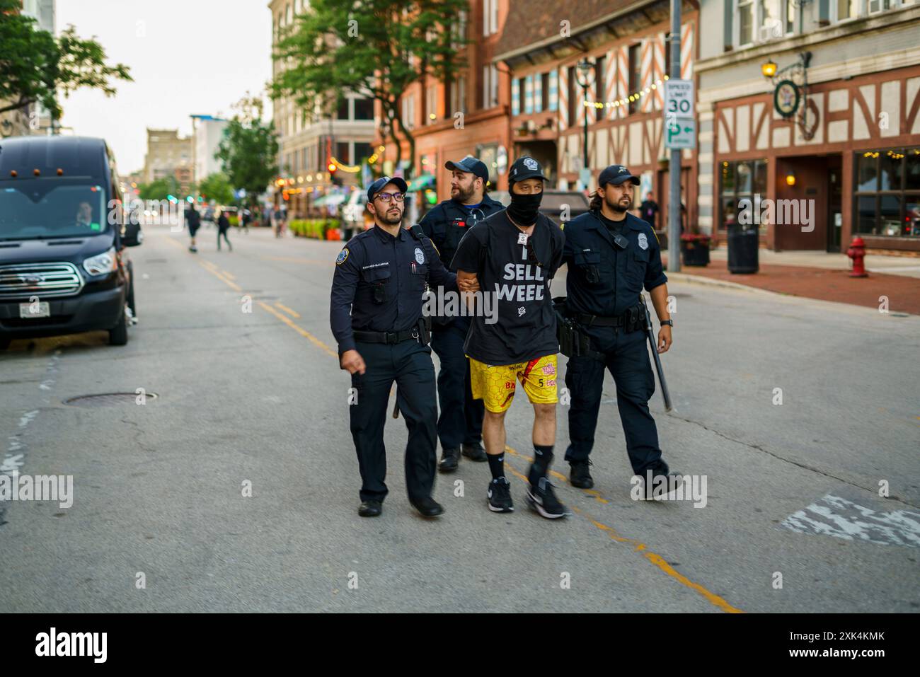 Milwaukee, États-Unis. 18 juillet 2024. Un homme, qui a dit avoir du chanvre, est arrêté le dernier jour de la Convention nationale républicaine (RNC), à Milwaukee, Wisconsin. La convention s'est déroulée comme prévu malgré la tentative d'assassinat contre Trump et s'est conclue par l'acceptation de la nomination présidentielle de son parti. (Photo de Jeremy Hogan/SOPA images/Sipa USA) crédit : Sipa USA/Alamy Live News Banque D'Images