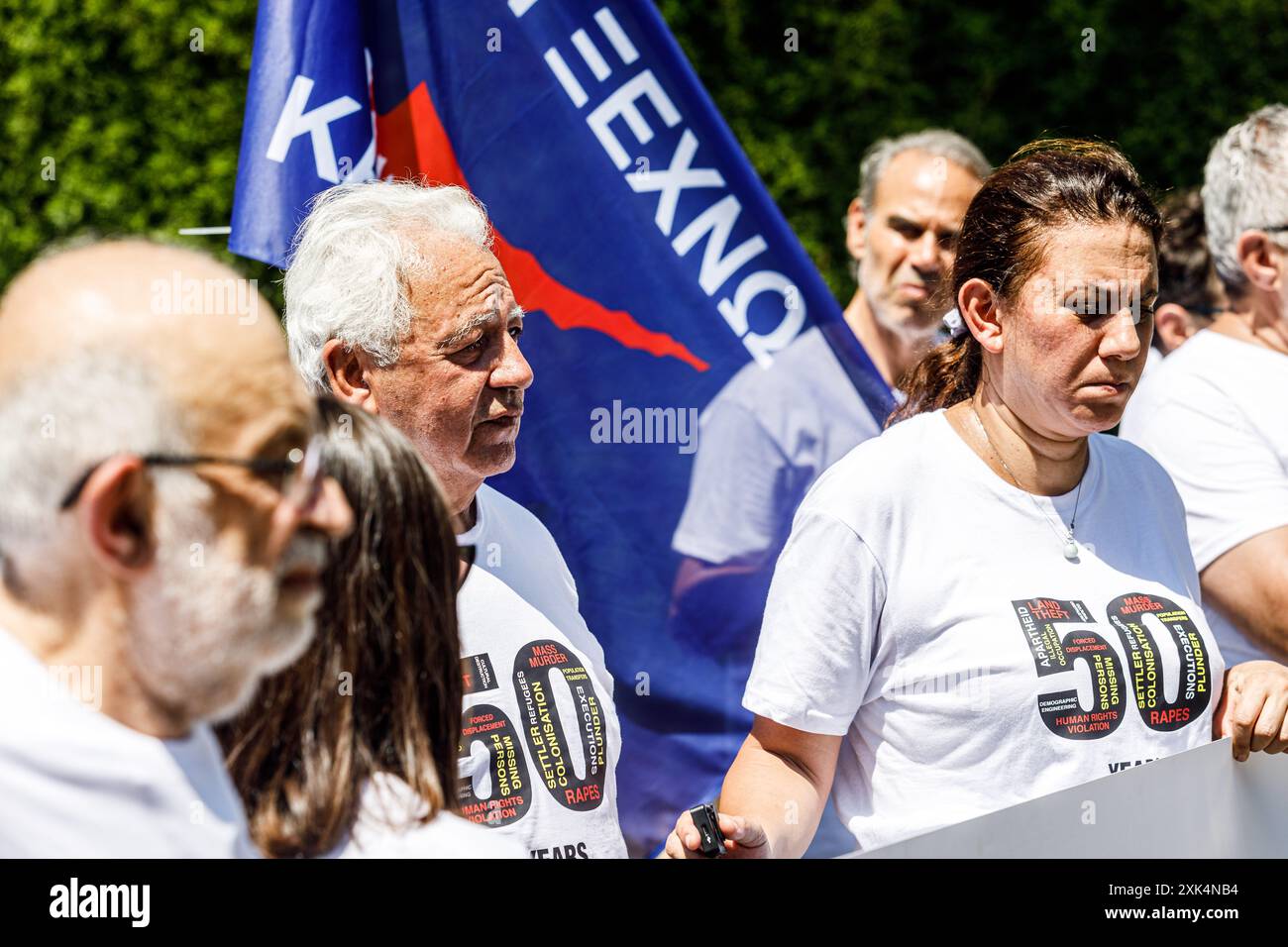 20 juillet 2024, Nicosie, Nicosie, Chypre : un groupe de Chypriotes grecs et de Chypriotes turcs se sont rassemblés au poste de contrôle de Ledra Palace pour protester contre la situation à Chypre, exigeant l'unification et la paix entre toutes les communautés, Nicosie, Chypre, le 20 juillet 2024. La ligne verte (ou zone tampon) sépare l'île depuis 1963, en tant que mesure initiale visant à prévenir les hostilités entre Chypriotes grecs et Chypriotes turcs, mais depuis l'invasion turque en 1974, il fonctionne comme frontière de facto entre la République de Chypre et la ''République turque de Chypre du Nord'' autoproclamée dont seule la Turquie Banque D'Images