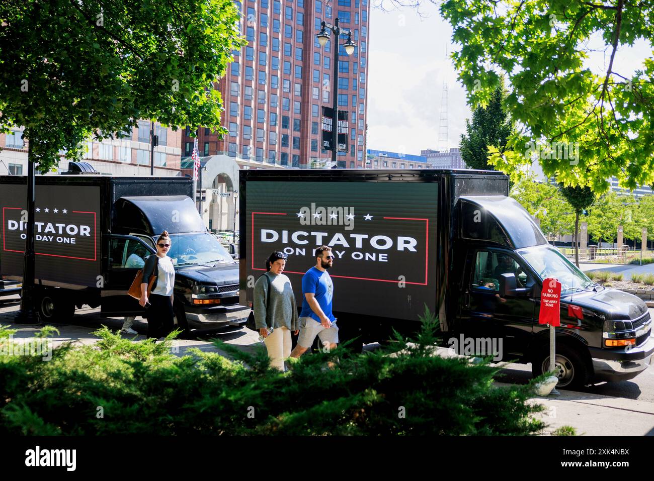 Milwaukee, Wisconsin, États-Unis. 18 juillet 2024. Des camions avec un message disant "dictateur le jour 1", sont à l'extérieur d'une marche et protestent contre la mort de deux hommes noirs, Samuel Sharpe Jr, aux mains de la police de l'extérieur de la ville au RNC, et D'Vontaye Mitchell, qui aurait été battu par des employés de l'hôtel, le dernier jour de la Convention nationale républicaine (RNC), à Milwaukee, Wisconsin. La convention s'est déroulée comme prévu malgré la tentative d'assassinat contre Trump et s'est conclue par l'acceptation de la nomination présidentielle de son parti. (Crédit image : © Jeremy Hogan/SOPA images via ZUMA Pre Banque D'Images