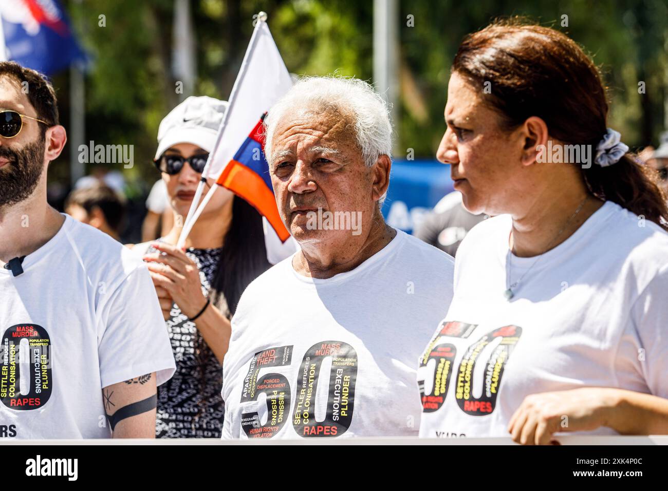 Chypre : le long de la ligne verte, Un groupe de Chypriotes grecs et de Chypriotes turcs se sont rassemblés au poste de contrôle de Ledra Palace pour protester contre la situation à Chypre, réclamant l'unification et la paix entre toutes les communautés, Nicosie, Chypre, le 20 juillet 2024. La ligne verte ou zone tampon sépare l'île depuis 1963, comme mesure initiale visant à prévenir les hostilités entre Chypriotes grecs et Chypriotes turcs, mais depuis l'invasion turque en 1974, il fonctionne comme frontière de facto entre la République de Chypre et la République turque autoproclamée de Chypre du Nord que seule la Turquie reconnaît comme un L. Banque D'Images