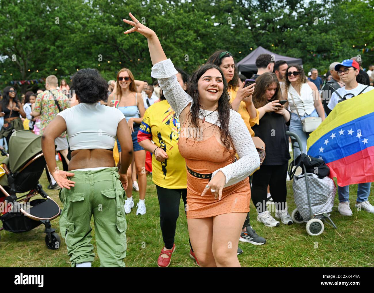 LONDRES, ANGLETERRE - 20 JUILLET 2024 : Journée de l'indépendance de la Colombie à la communauté latino de nombreuses Nations latines se réunissent à Latino Life in the Park 2024, également pour marquer les célébrations colombiennes marquant les 214 ans de l'indépendance de l'Espagne à Walpole Park, Mattock Lane, Londres, Royaume-Uni. Crédit : Voir Li/Picture Capital/Alamy Live News Banque D'Images