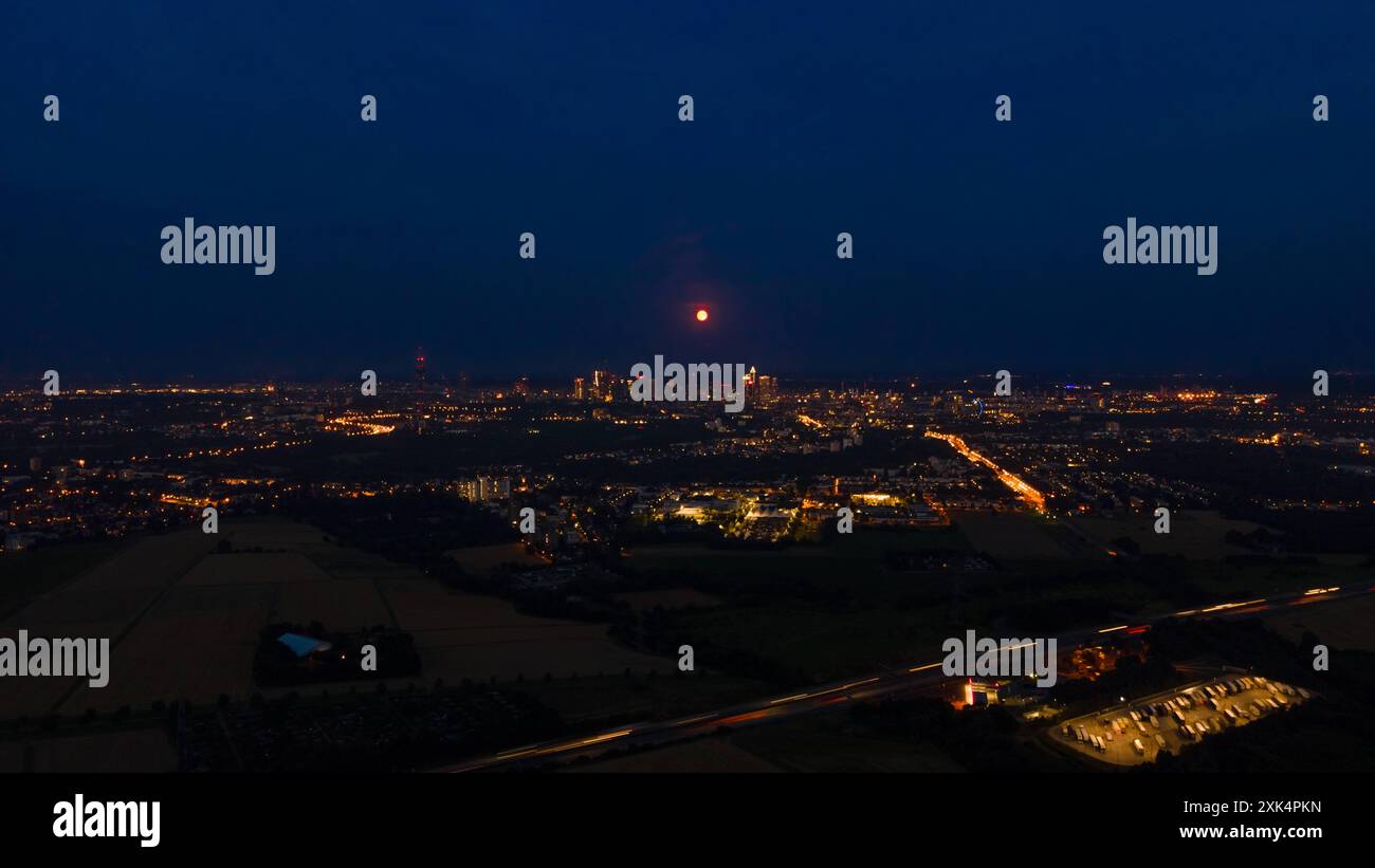 Vollmond Der rote Vollmond zieht über die Frankfurter Bankenskyline hinweg. Wegen seiner rötlichen Färbung beim Aufgang wird der Vollmond im Monat Juli auch Erdbeermond oder Blutmond genannt. Luftbild mit einer Drohne Frankfurt am main Hessen Deutschland *** pleine lune la pleine lune rouge passe au-dessus de Frankfurts Banking skyline en raison de sa couleur rougeâtre au lever du soleil, la pleine lune en juillet est également connue sous le nom de lune à la fraise ou lune de sang vue aérienne avec un drone Francfort-sur-le-main Hesse Allemagne 2024-07-20_ffm_vollmond_05 Banque D'Images