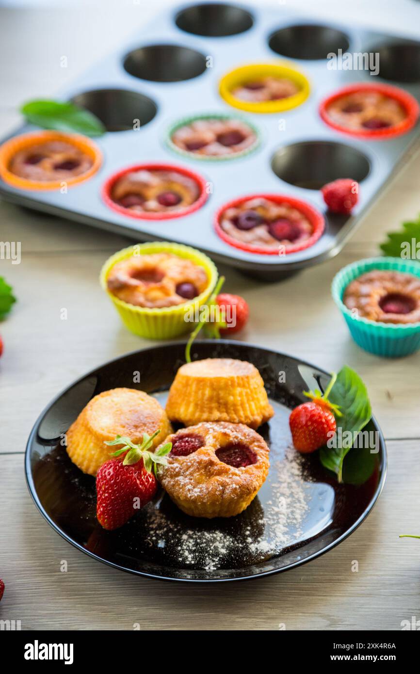 Muffins au lait caillé sucré garnis de fraises Banque D'Images