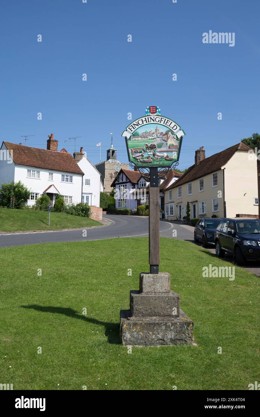 Village Sign St John the Baptist Church Cottagesand Village Green Finchingfield Essex Banque D'Images