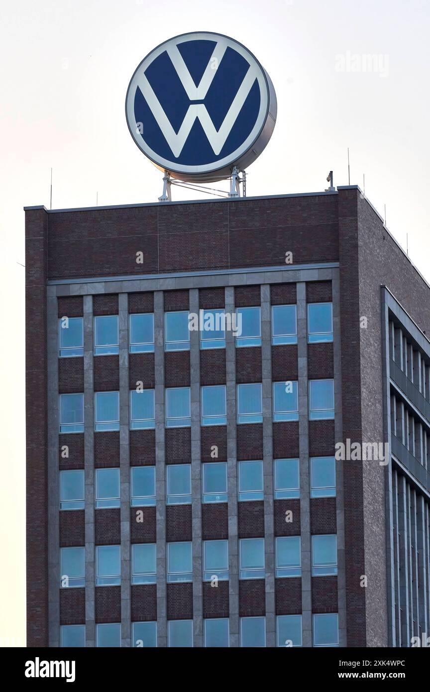 DAS Markenhochhaus bis 2016 VW-Verwaltungshochhaus oder kurz VW-Hochhaus ist das Verwaltungszentrum der Marke Volkswagen und das ehemalige Verwaltungszentrum der Volkswagen AG. DAS Haus wurde nach Plänen aus der VW-Hochbauabteilung 1957 bis 1959 errichtet und steht auf dem Gelände des Volkswagen Wolfsburg. DAS Haus wurde nach Plänen aus der VW-Hochbauabteilung 1957 bis 1959 errichtet und steht auf dem Gelände des Volkswagen. Symbolfoto, Themenfoto Wolfsburg, 20.07.2024 *** la marque de grande hauteur jusqu'en 2016 VW Verwaltungshochhaus ou VW Hochhaus pour faire court est le centre administratif de t Banque D'Images