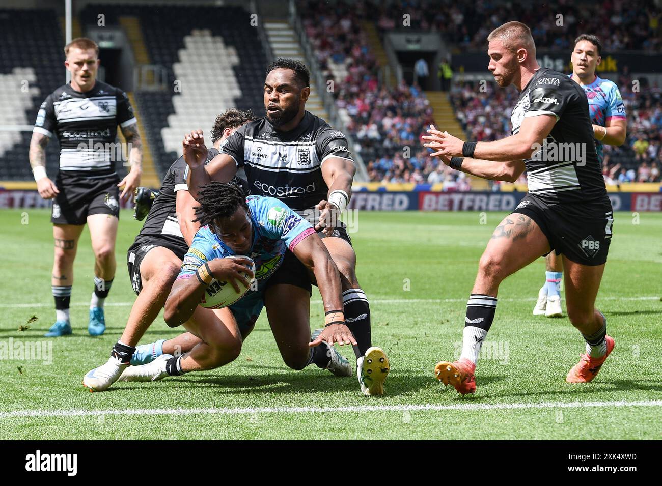 Hull, Angleterre - 20 juillet 2024 - Junior Nsemba des Wigan Warriors tenus en deçà de la ligne par la défense déterminée du Hull FC. Rugby League Betfred Super League , Hull FC vs Wigan Warriors au MKM Stadium, Hull, Royaume-Uni Dean Williams Banque D'Images