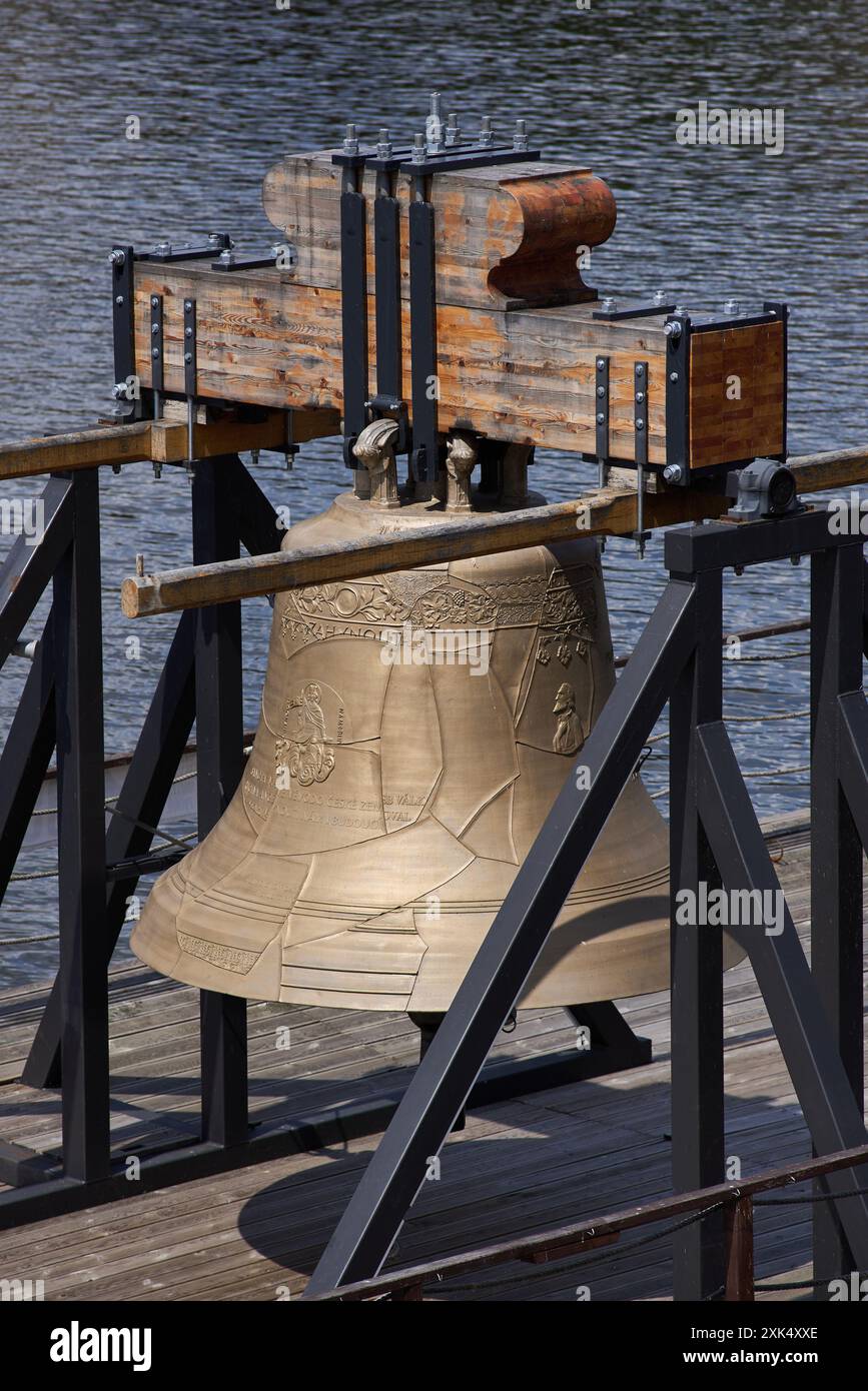 Cloche #9801 sur un ponton dans la rivière Vltava, commémorant la perte culturelle de 9801 cloches prises par les nazis dans les églises de la République tchèque pendant l'W Banque D'Images