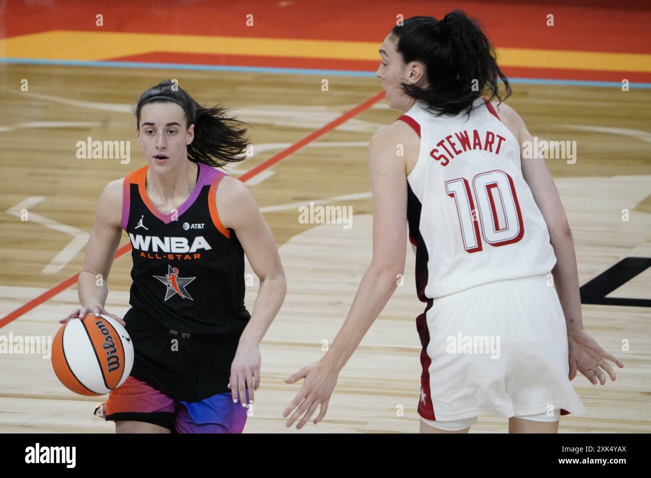 Phoenix, États-Unis. 20 juillet 2024. Caitlin Clark (G) de l'équipe WNBA et Breanna Stewart de l'équipe nationale féminine de l'USAB concourent lors du match WNBA All-Star 2024 entre l'équipe WNBA et l'équipe nationale féminine de l'USAB à Phoenix, Arizona, États-Unis, le 20 juillet 2024. Crédit : Wu Xiaoling/Xinhua/Alamy Live News Banque D'Images