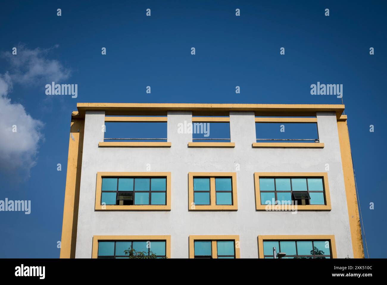 Façade moderne contre ciel bleu, San Salvador, El Salvador, Amérique centrale Banque D'Images