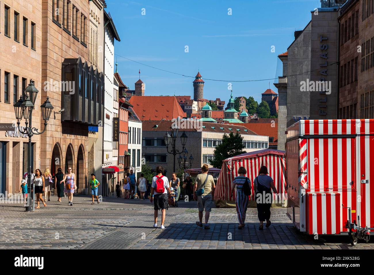 Nürnberger Innenstadt Blick von der Lorenzkirche zur Kaiserburg an einem Sonntagmorgen. Trotz geschlossener Geschäfte zieht der Sommertag zahlreiche Menschen in die Innenstadt. Nürnberg Bayern Deutschland *** Nuremberg centre-ville vue de la Lorenzkirche au Kaiserburg un dimanche matin malgré des magasins fermés, la journée d'été attire de nombreuses personnes au centre-ville Nuremberg Bavière Allemagne 20240721-6V2A5566 Banque D'Images