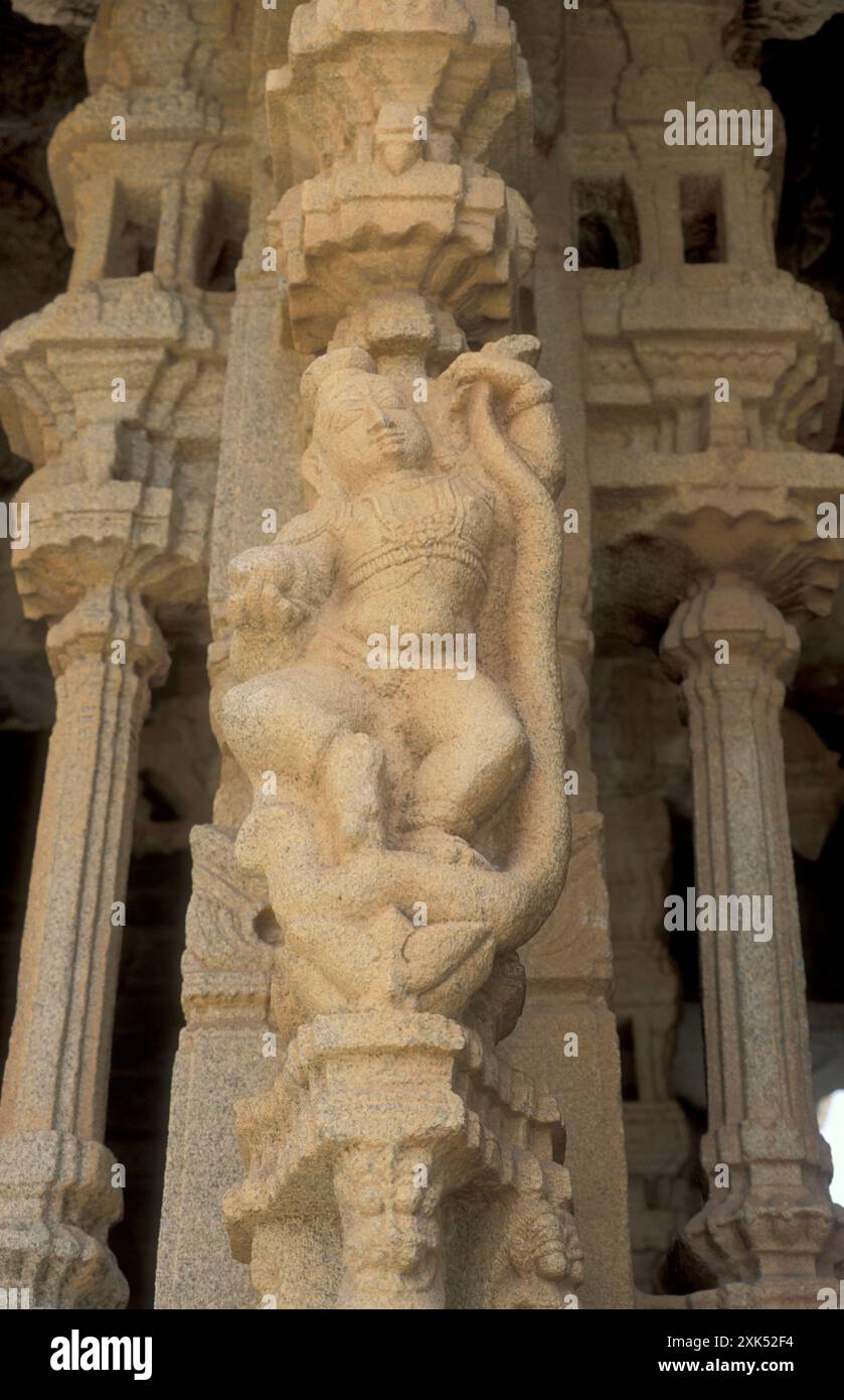 Figure au temple Vijaya Vittala près de la ville de Hampi dans la province du Karnataka en Inde. Inde, Karnataka, mars 1998 Banque D'Images