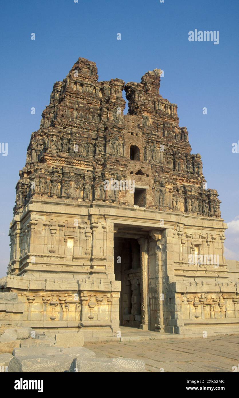 La porte et la tour du temple Vijaya Vittala près de la ville de Hampi dans la province du Karnataka en Inde. Inde, Karnataka, mars 1998 Banque D'Images