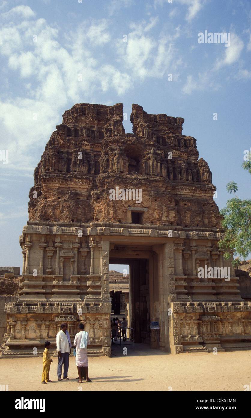La porte et la tour du temple Vijaya Vittala près de la ville de Hampi dans la province du Karnataka en Inde. Inde, Karnataka, mars 1998 Banque D'Images