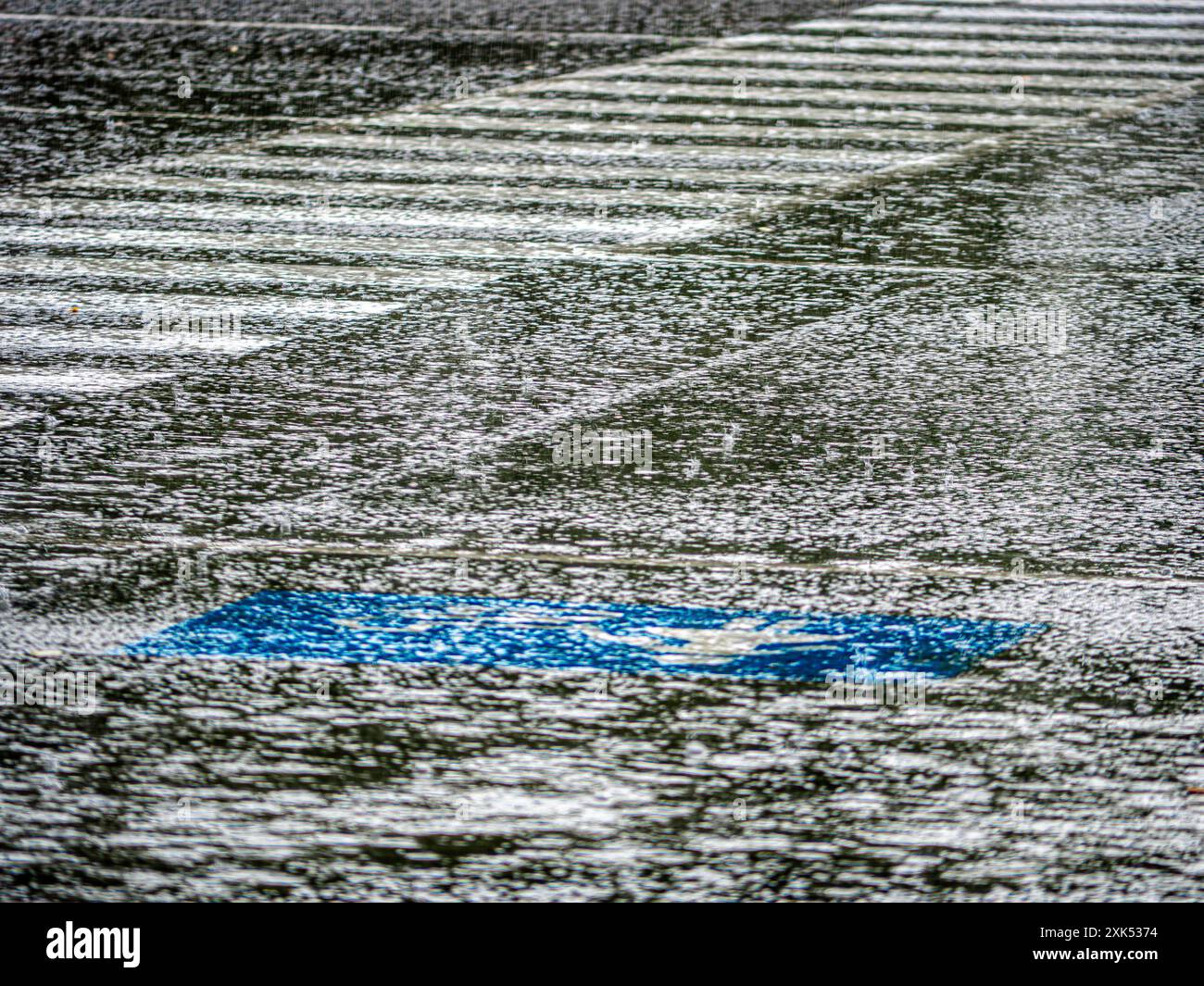 pluie estivale soudaine dans un parking Banque D'Images