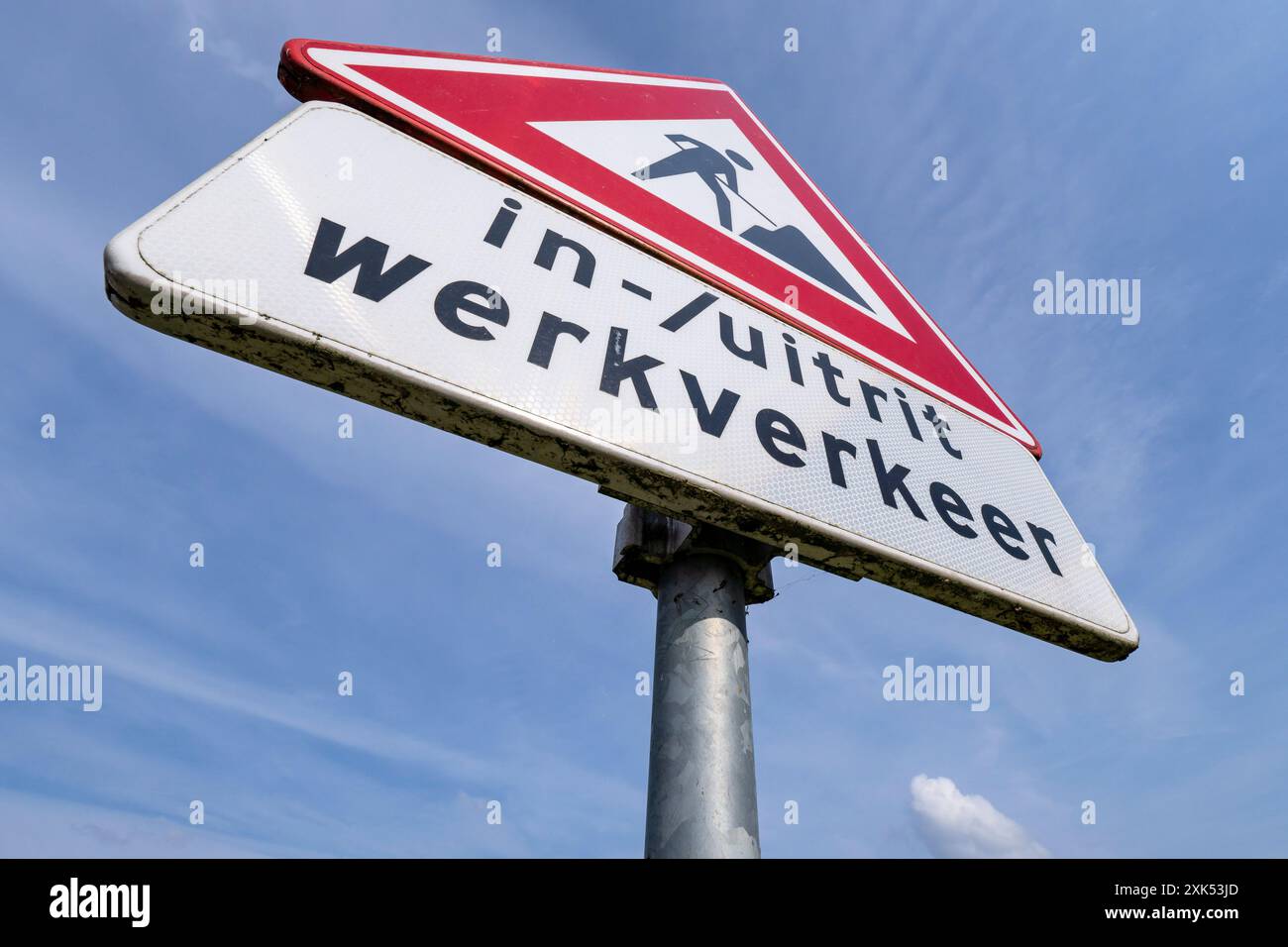 Panneau de signalisation néerlandais : travaux routiers en avant - trafic d'entrée et de sortie Banque D'Images