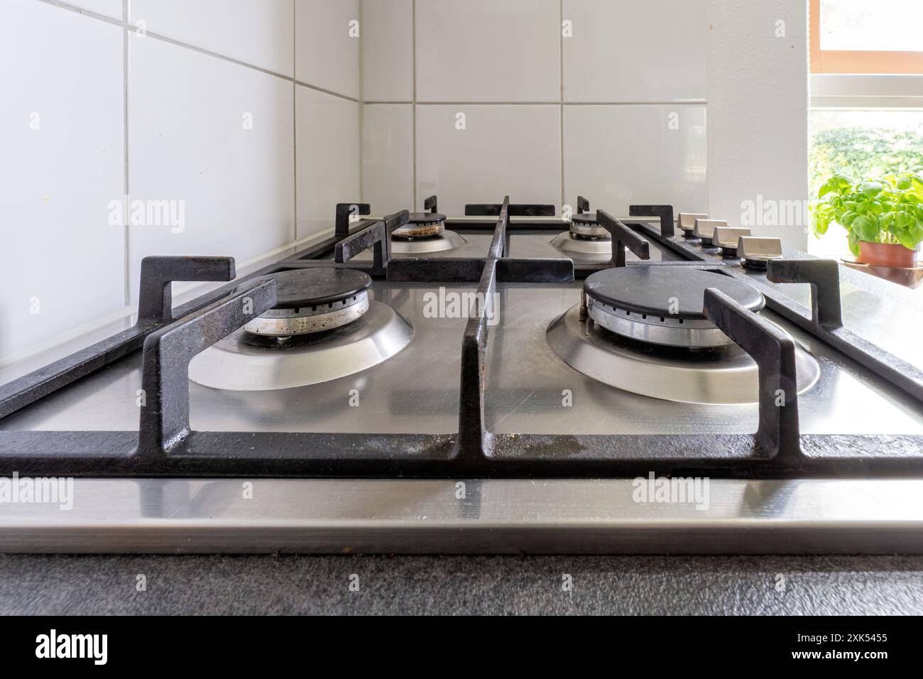 Cuisinière à gaz dans la cuisine domestique Banque D'Images