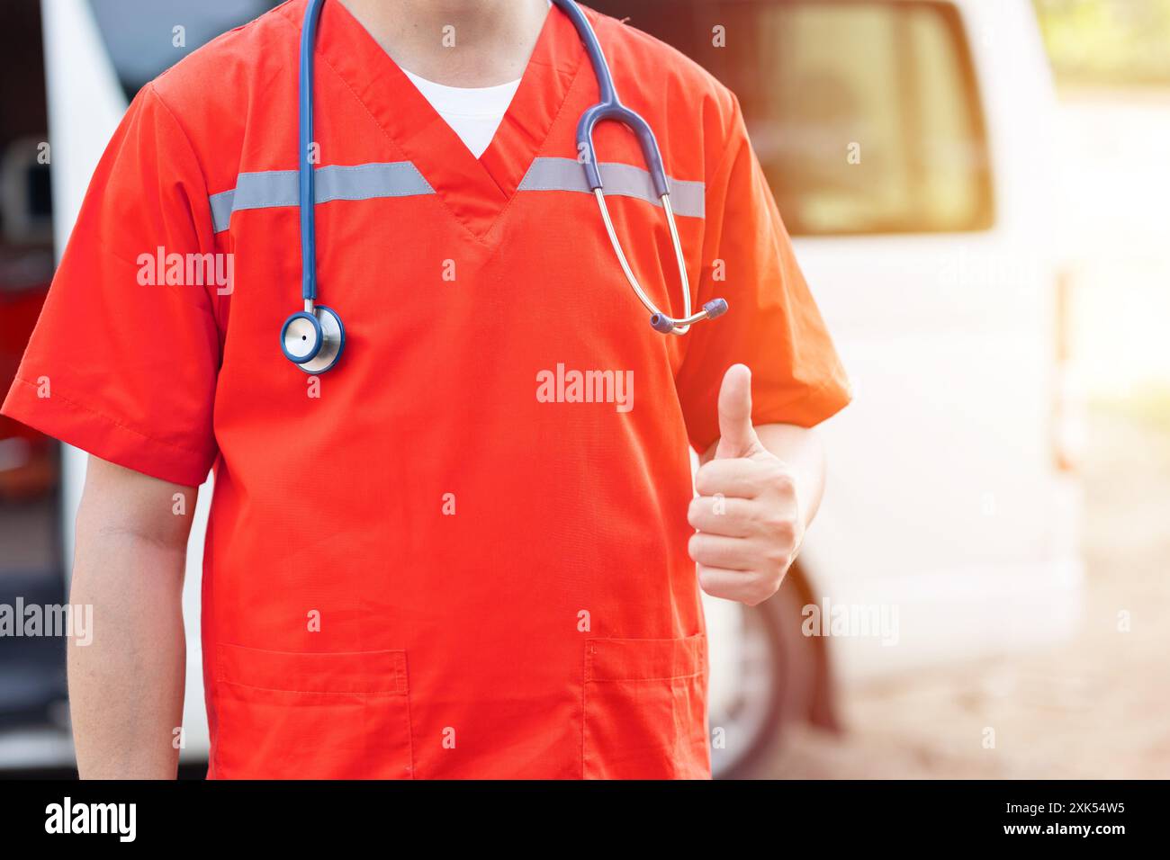 Médecin paramédical avec stéthoscope équipe d'urgence main pouce vers le haut gros plan Banque D'Images