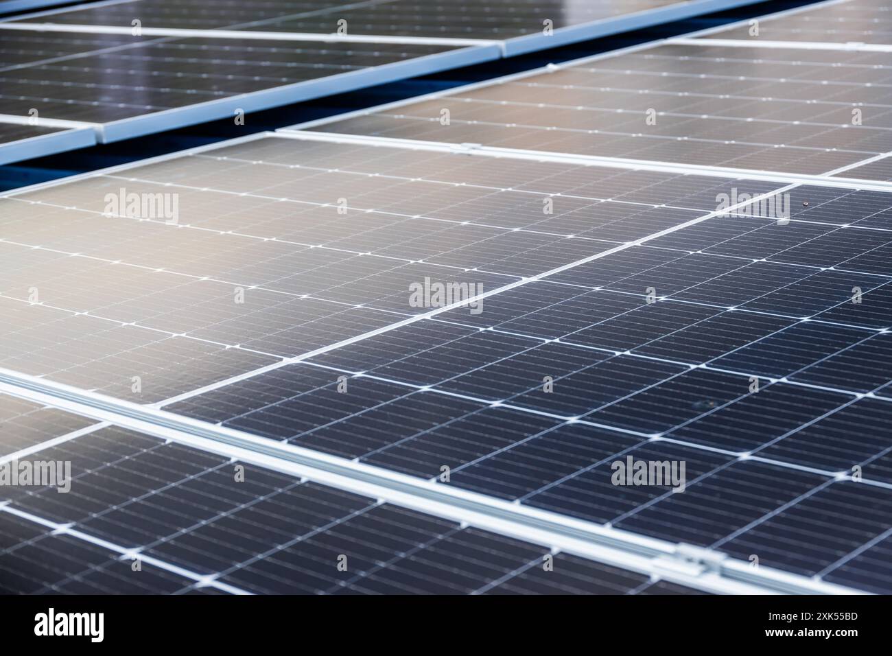 Gros plan sur le panneau solaire. Cellule solaire. Système de panneaux photovoltaïques solaires. Économiser de l'énergie avec une énergie propre dans l'industrie de l'ingénierie commerciale. Banque D'Images