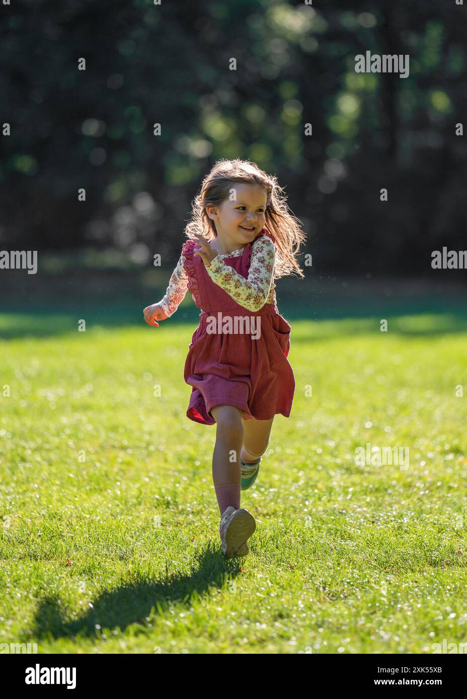 Une petite fille mignonne court vite. Promenez-vous dans le parc. Mode de vie actif. mouvement. Banque D'Images