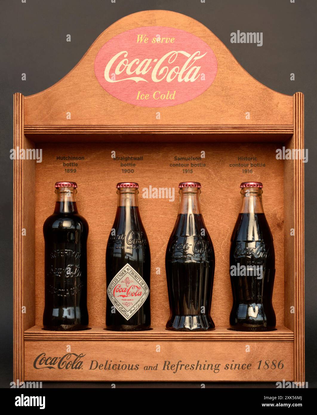 Coca Cola Collectibles Collection de bouteilles contour vintage rare Coca Cola avec présentoir en bois Banque D'Images