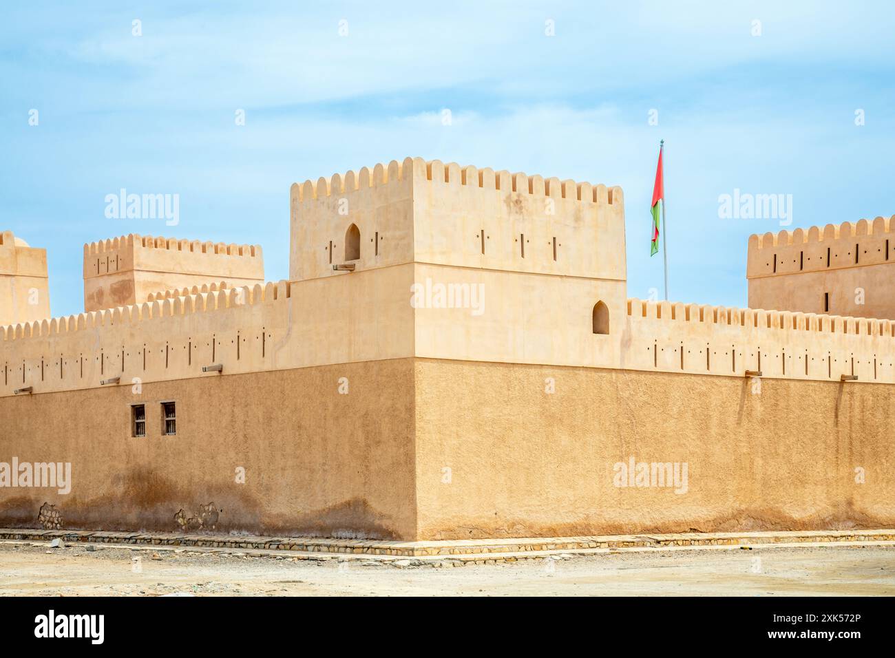 Sur Al Ayjah château citadelle forteresse murs en pierre et tours, sur, Oman Banque D'Images