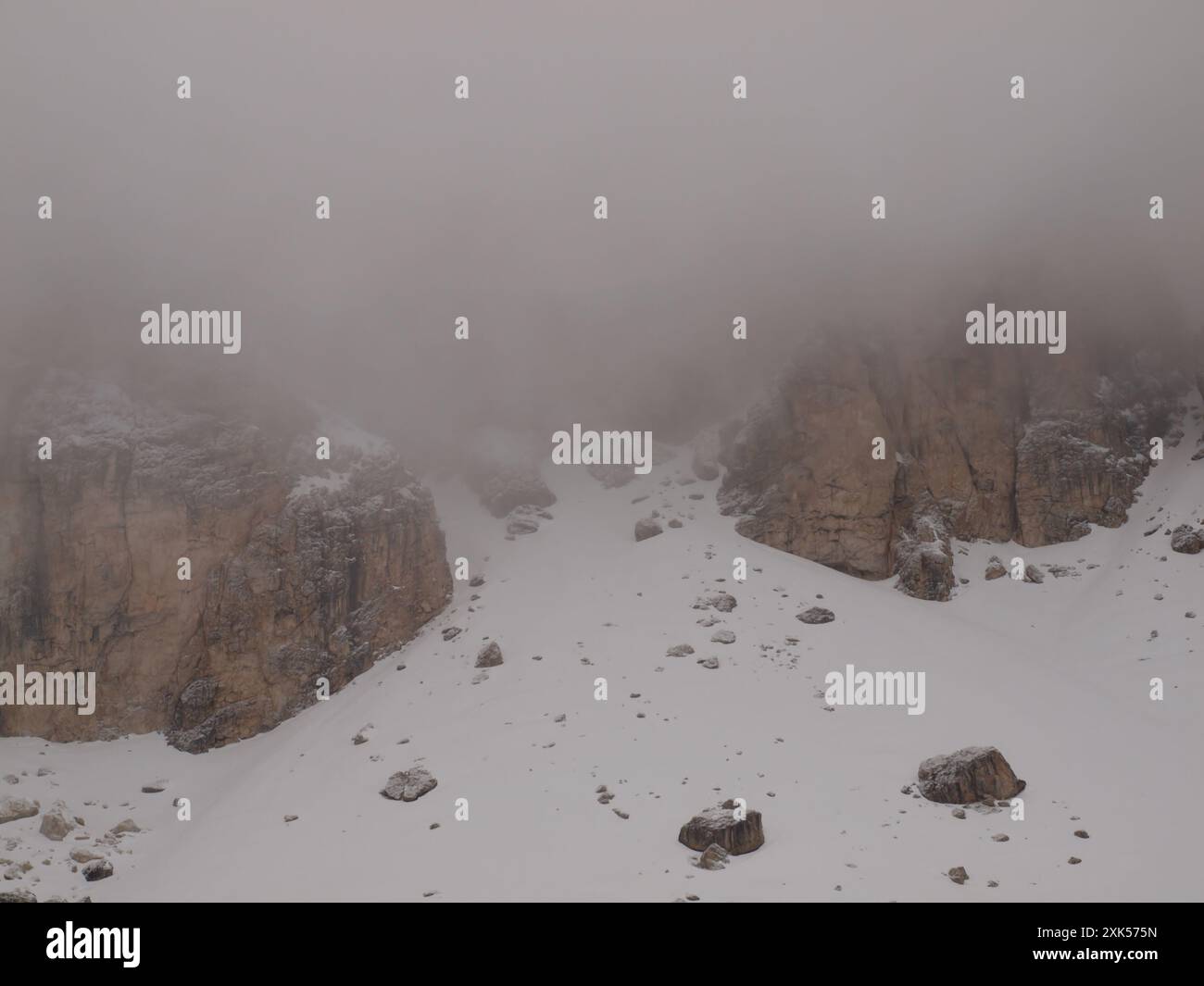 Rochers et montagnes dans le brouillard. Alpes en hiver. Banque D'Images