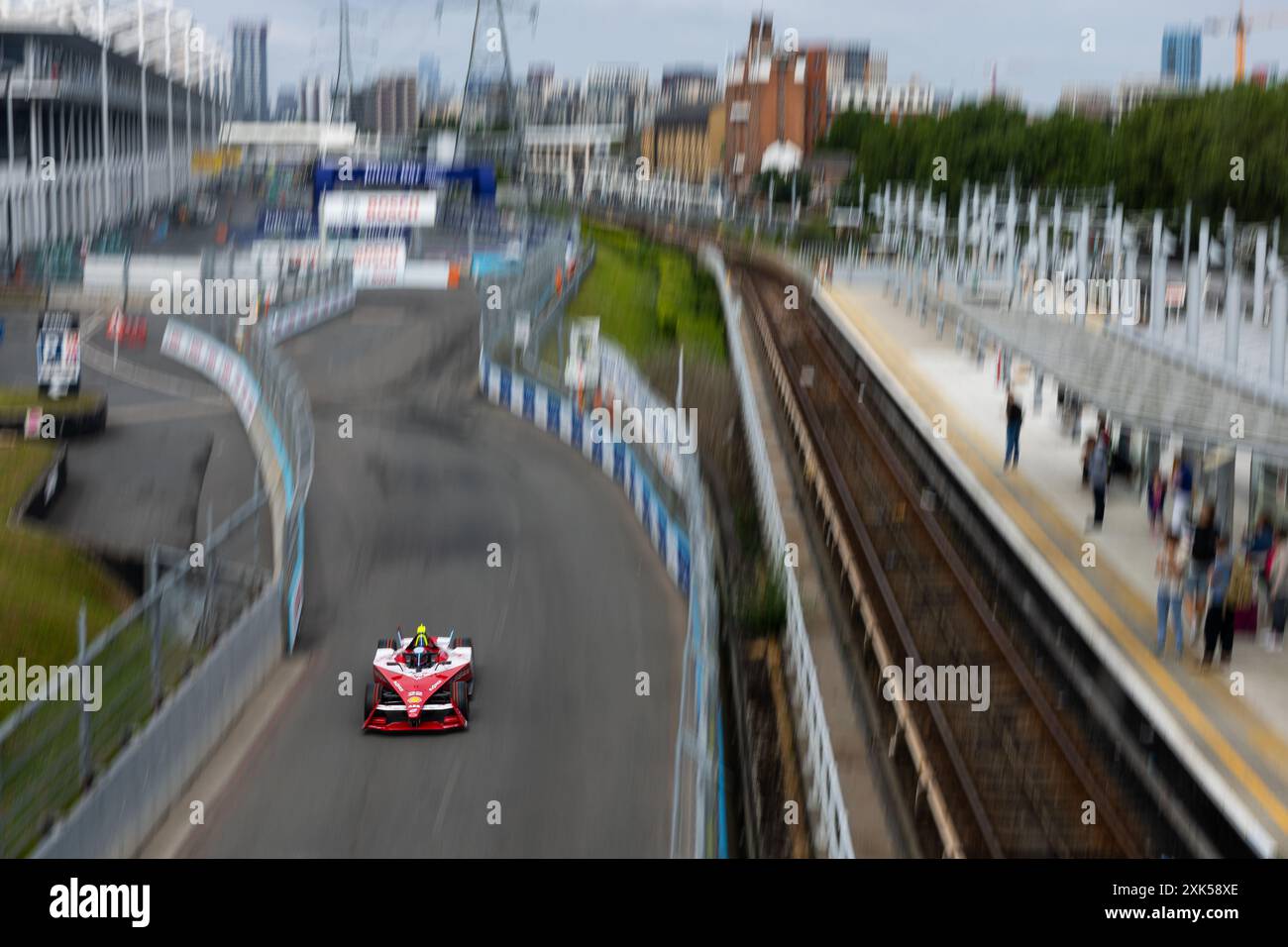 22 ROWLAND Oliver (gbr), Nissan Formula E Team, Nissan e-4ORCE 04, action lors de l'ePrix Hankook London 2024, 10e meeting du Championnat du monde ABB FIA Formula E 2023-24, sur l'Excel London du 18 au 21 juin 2024 à Londres, Royaume-Uni Banque D'Images