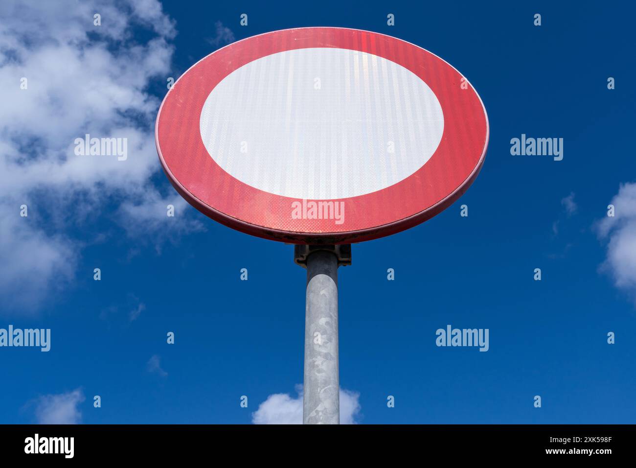 Panneau de signalisation néerlandais : aucun véhicule de quelque nature que ce soit n'est autorisé Banque D'Images